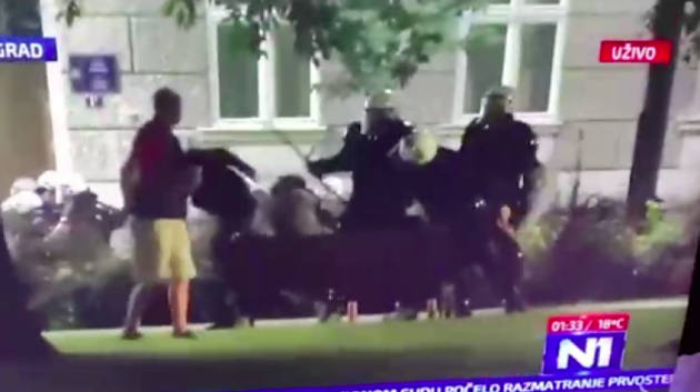 MASOVNI PROSVJEDI (VIDEO)/Masovni neredi u Beogradu: Policija prebila trojicu mladića na klupici u parku