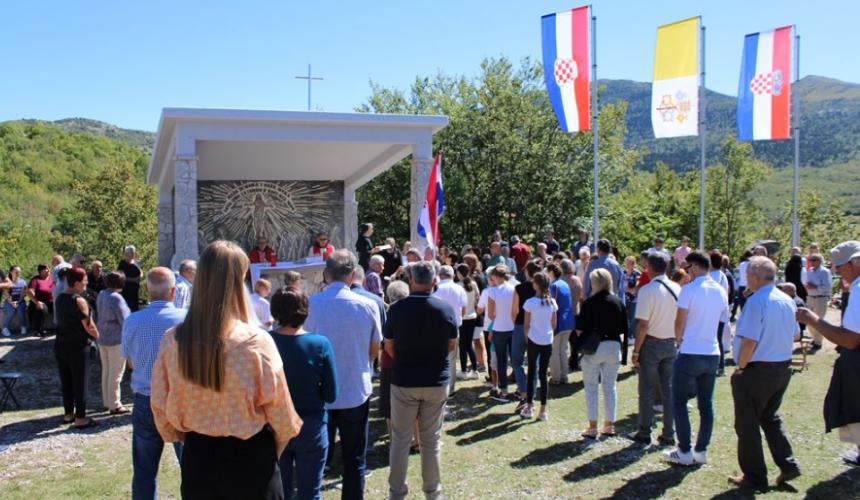 KAMEŠNICA/Kod Husine jame održana komemoracija za nevine žrtve komunističkog režima, okupili se vjernici iz livanjskog i cetinskog kraja