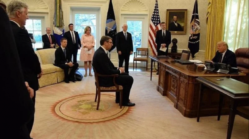 BIJELA KUĆA/Fotografija Vučića kako ponizno sjedi ispred Trumpa postala predmet podsmijeha na internetu