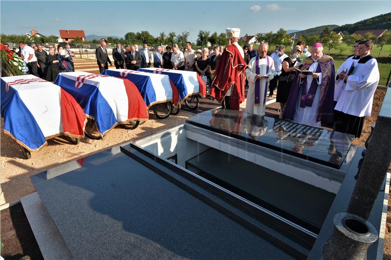 OTOČAC: Na vječni počinak ispraćeni posmrtni ostaci 15 ljudi koje je OZNA ubila samo zato što su Hrvati