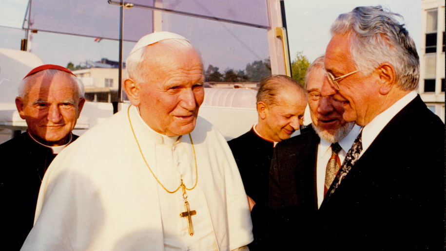 Spomen na Ivana Pavla II. – Suze u prvostolnici…10. rujna 1994. prvi puta je Hrvatsku posjetio poglavar Katoličke Crkve papa Ivan Pavao II., danas svetac Katoličke Crkve.