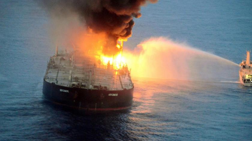 VIŠE ZEMALJA STREPI: Tanker s 270.000 tona nafte gori u Indijskom oceanu: “Prijeti nam katastrofa”
