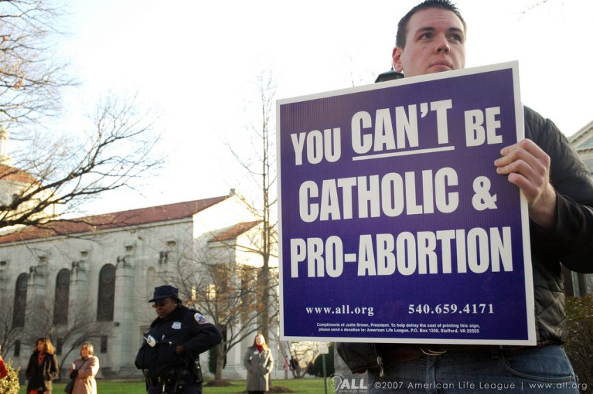 CRKVA Trebaju li političari koji javno zagovaraju pravo na pobačaj biti izopćeni?