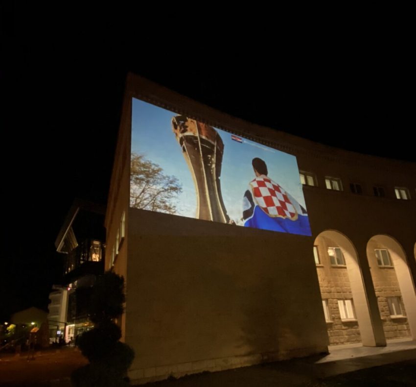 MOSTAR  Hrvati Herceg Bosne osvjetljivanjem Kosače odali počast gradu heroju – Vukovaru