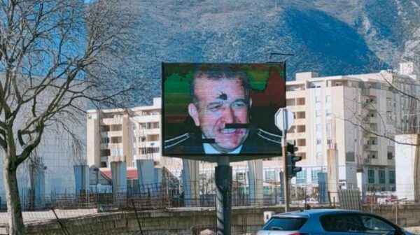 Razbijen display u Mostaru na kome se pružala podrška Atifu Dudakoviću