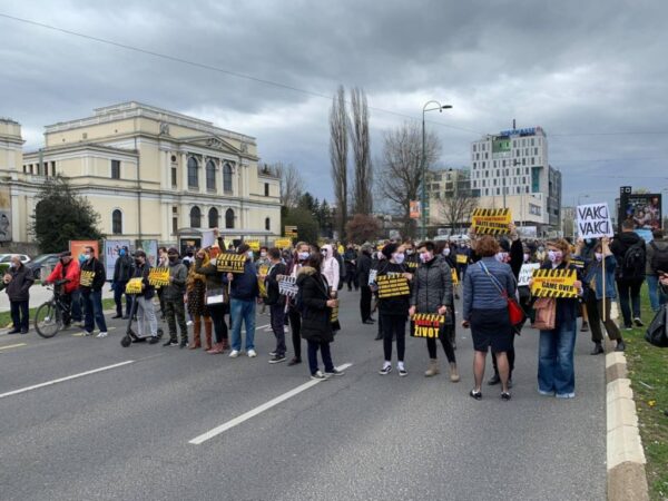 PROSVJEDI U SARAJEVU  Prosvjednici traže smjenu Vijeća ministara i Vlade FBiH, blokirali prometnicu kod Parlamenta BiH