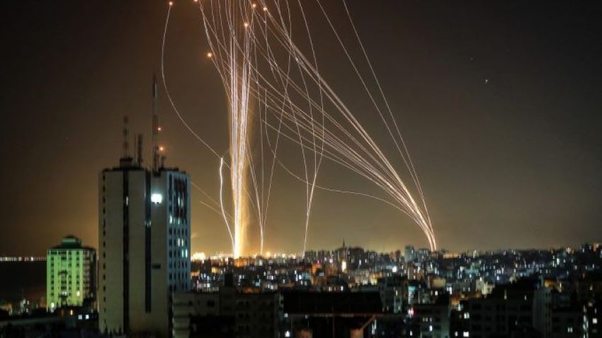 Hamas ispaljuje valove raketa na Izrael, Biden upozorio Abasa da Hamas prestane s raketiranjem