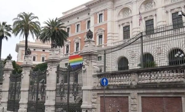 Američka ambasada provocira vjernike u Rimu sa zastavom duginih boja!