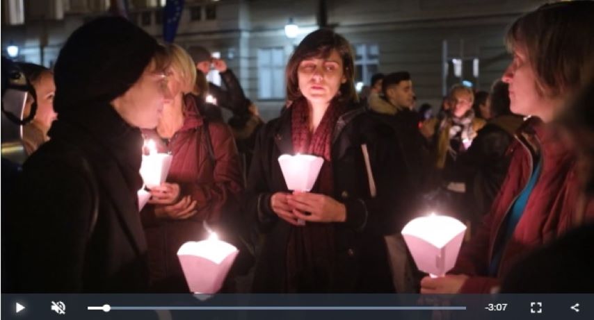 DRUGI DAN Građani na ulicama u više gradova: Ponovno pale svijeće u znak prosvjeda protiv COVID potvrda