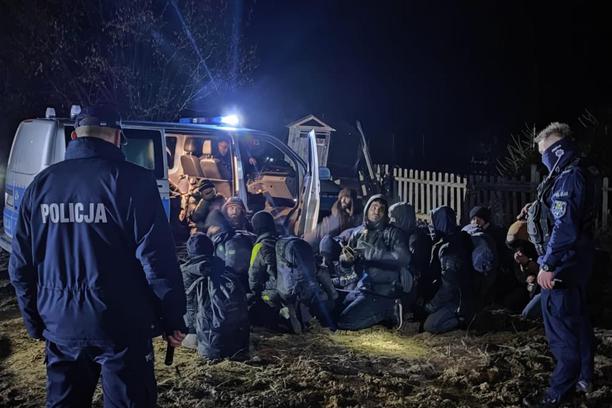 PREREZALI ŽICU FOTO: Kaos na granici Europske unije: Migranti razbili ogradu i ušli u Poljsku