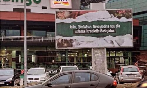 U Zenici postavljeni pa uništeni billboardi: “Jelka, Djed Mraz i Nova godina nisu dio tradicije Bošnjaka”