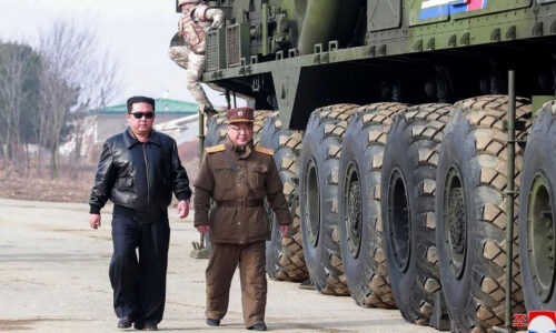 Pogledajte kako se Kim hvali novim oružjem: Odjeven poput junaka ‘Top Guna‘ snimio bizaran spot