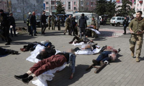 MASAKR NA ISTOKU UKRAJINE Pokolj u Kramatorsku: Stižu strašne snimke nakon napada, na projektilu piše ‘Za našu djecu‘
