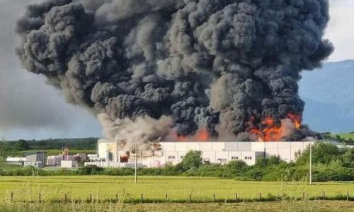 Drama u Bihaću: Veliki požar zahvatio tvornicu u kojoj su zaposlene stotine radnika