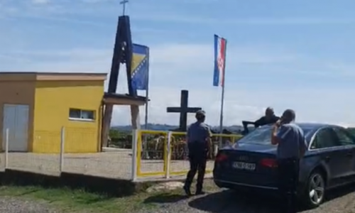 Radikalni bošnjački novinar otišao na groblje skinuti zastavu Hrvata u BiH, sve je snimao