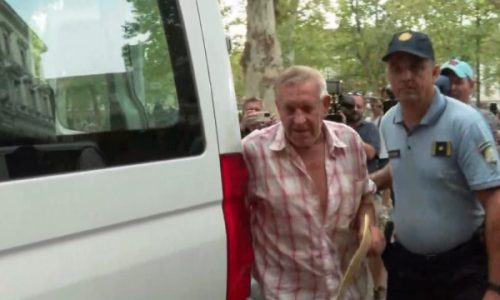 VIDEO/ Umirovljenik s milijunima na računu dok je dolazio na sud: “Ajde, lešinari”