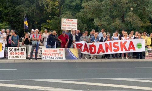 Šačica ljudi ispred OHR-a zatražila da se promijeni ime BiH u Bosna; uzvikivali “gazi naciste”