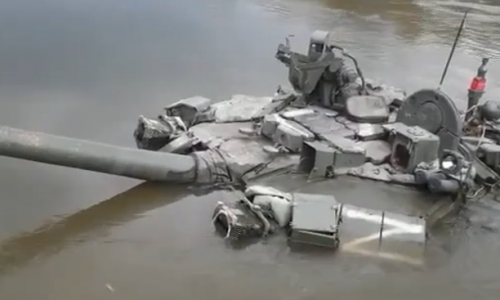 VIDEO Ukrajinci iz rijeke izvlačili tenk, ostavili su ga Rusi nakon povlačenja