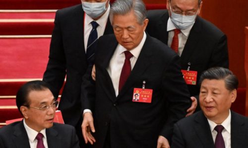 SMJENE U KINI: Velike promjene u vrhu Partije, svijet bruji o videu odvođenja bivšeg predsjednika iz sale
