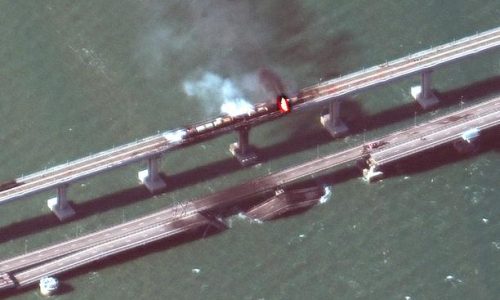 FOTO Objavljene satelitske snimke oštećenja mosta na Krimu nakon eksplozije