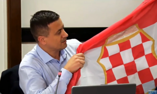 VIDEO/VIJEĆNIK U GRADSKOM VIJEĆU SPLITA: Pitao gradonačelnika Puljka je li za njega zastava hrvatskog naroda u BiH zločinačka
