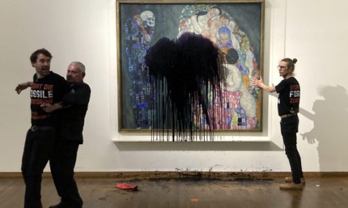 Klimatski aktivisti nastavljaju nasrtati na vrijedne umjetnine: crna ljepljiva tvar bačena na Klimtovu sliku u Beču