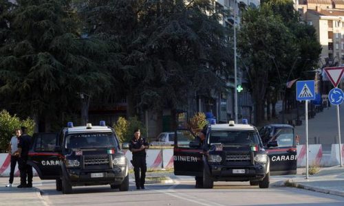 Stotine kosovskih policajaca upalo u Kosovsku Mitrovicu, Srbija razmatra slanje vojske