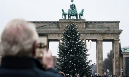 Berlinsko božićno drvce opet svijetli nakon intervencije klimatskih aktivista