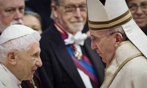 Papa Franjo pozvao na molitvu za Benedicta koji je teško bolestan