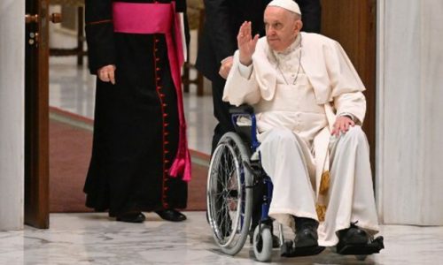 Papa Franjo: Bilo me je malo sram biti u kolicima