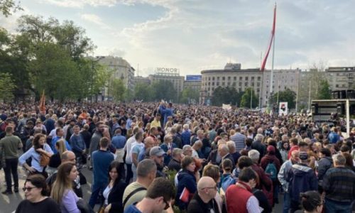 PROSVJEDNA ŠETNJA /Rijeka ljudi na prosvjedima u Beogradu: Okupljeni traže Vučiću ostavku