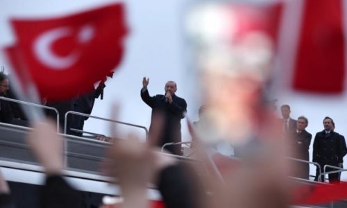 Erdogan proglasio pobjedu, njegove pristaše slave u Istanbulu, viču “Allahu Akbar”
