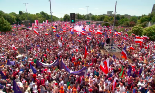 Pola milijuna Poljaka u Varšavi prosvjeduje protiv autokratske vlasti, među njima i Lech Walesa