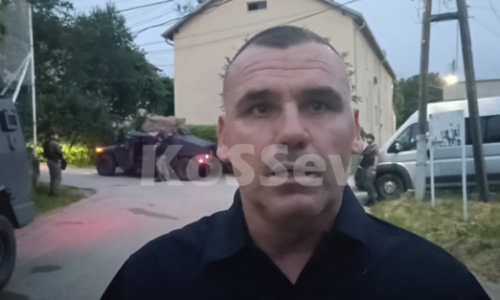 SPREMA LI SE RAT?/Kosovska policija u Zvečanu našla automobil beogradskih registarskih oznaka pun oružja