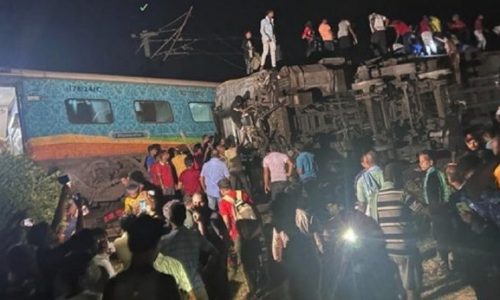 VELIKA NESREĆA U INDIJI / U sudaru vlakova najmanje 50 mrtvih, stotine ozlijeđenih
