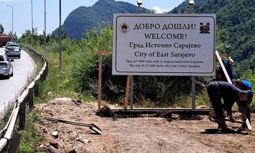 ISTOČNO SARAJEVO / Ponovo postavljena tabla o 157.000 Srba, Ćosić najavio podnošenje kaznene prijave protiv Karić