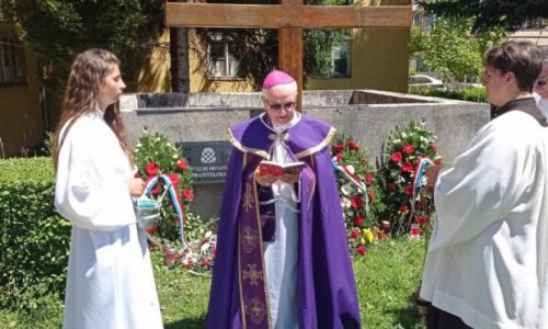 MISU PREDVODIO BISKUP KOMARICA / U Drvaru obilježen Dan molitvenog sjećanja na više od 650 ubijenih Hrvata katolika