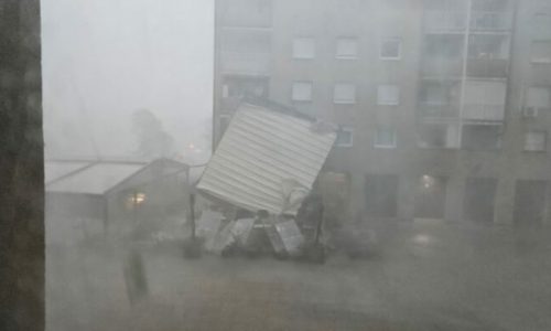 (FOTO I VIDEO)Strašna oluja stigla u Zagreb: U metropoli je skoro mrak, olujni vjetar nosi krovove!