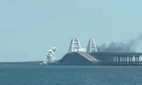 NOVI NAPADI NA MOST /Dim i eksplozije iznad Krimskog mosta, Rusi tvrde kako su odbili napad