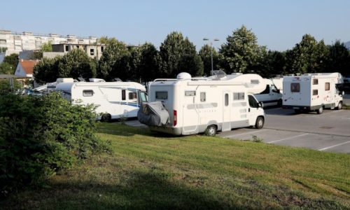 Ovo nije Jadran, nego Zagreb: Turisti veliki gradski parking pretvorili u kamp, cijena je smiješna