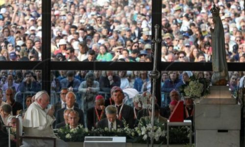 PORTUGAL / Papa molio krunicu u Fatimi, dočekalo ga 200.000 vjernika