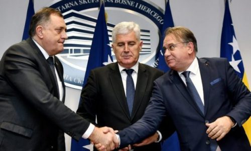 U ozračju stalnih kriza Hrvati spašavaju europski put zemlje i traže hitne pregovore
