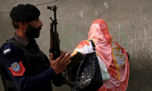 Vijeće starješina u Pakistanu naredilo smrt djevojke (18) zbog fotografije. Otac ju ubio