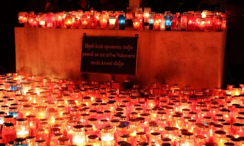 ODALI POČAST U MOSTARU/Paljenje svijeća u znak sjećanja na žrtve grada heroja