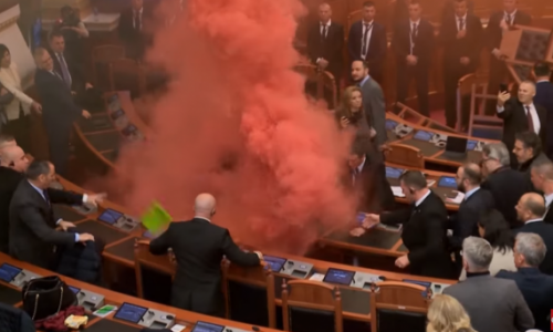 TIRANA/Kaos u albanskom parlamentu; aktivirali dimne bombe, prevrtali stolice