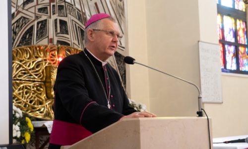 Nadbiskup zabranio svećenicima „obavljanje bilo kakva oblika blagoslova“ istospolnih parova kao odgovor na novu vatikansku deklaraciju