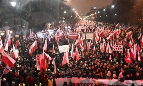 Tisuće u Poljskoj prosvjeduju zbog reforme medija i uhićenja bivših ministara