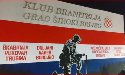 Široki Brijeg u spomen na hrvatska stratišta u Domovinskom ratu dobio veliki mural, koji opominje- “Da se ne zaboravi”!