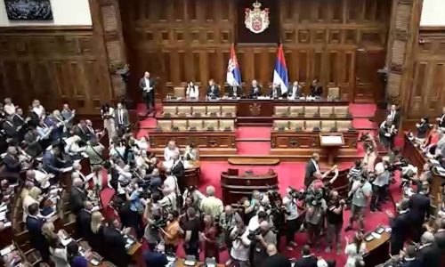Konstituiran novi saziv Skupštine Srbije, oporba prisegnula u predvorju, Vučiću poručili da je “šef mafije”