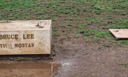 Nestao kip Bruce Leeja u Mostaru
